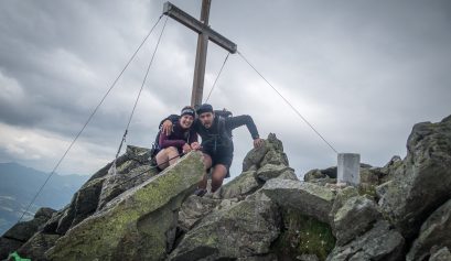 Hinter uns gehts ganz schön runter.